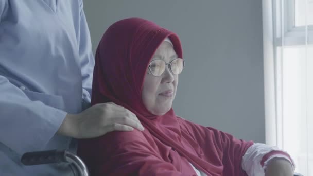 Пожилая Мусульманка Которую Развлекала Медсестра — стоковое видео
