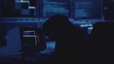 Maskeli hacker güvenlik sunucusuna saldırmaya çalışıyor.