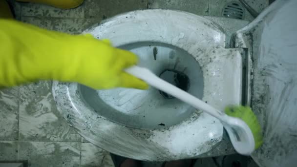 管家的手在清洁肮脏的马桶座 — 图库视频影像