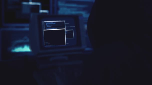 Капюшоном Хакер Атакує Сервер Даних Комп Ютера — стокове відео
