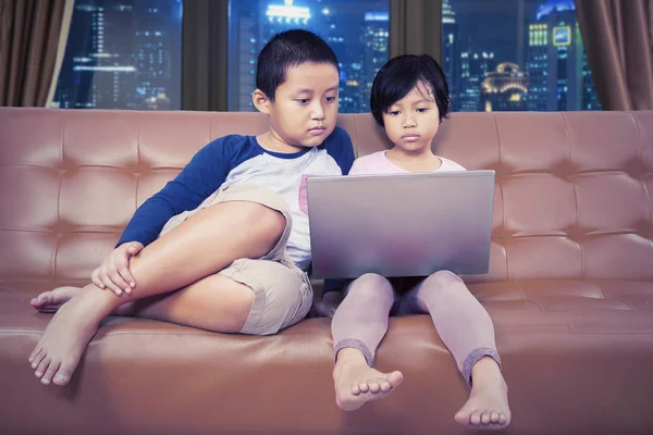 Schattige Aziatische Kinderen Zitten Een Bank Terwijl Het Bedienen Van — Stockfoto