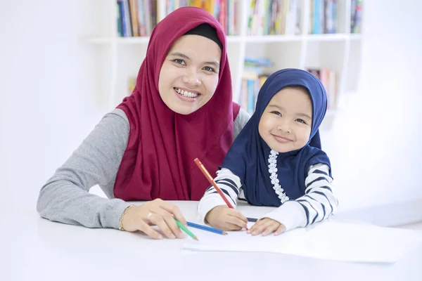 Bela Mãe Muçulmana Filha Estudando Casa — Fotografia de Stock