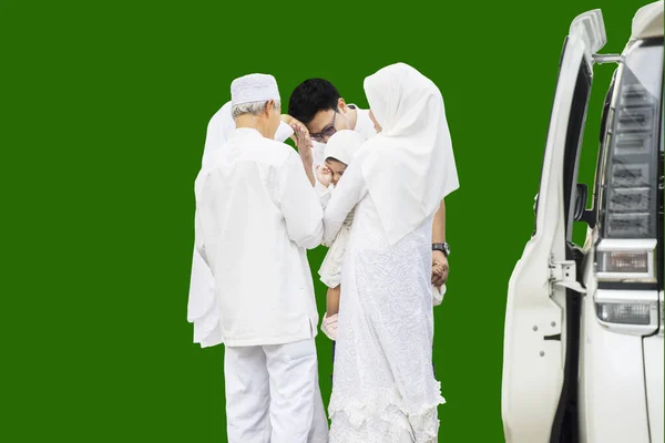 Indonesisk Muslimsk Familj Med Barn Talar Med Varandra Eid Mubarak — Stockfoto