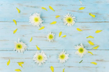 Bahar konsepti: Çiçek düzlüğü kompozisyonu, ahşap arkaplanda çiçekler