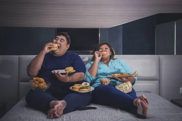 Gorda Pareja Asiática Comiendo Hamburguesa Pizza Mientras Televisión Con Otros — Foto de Stock