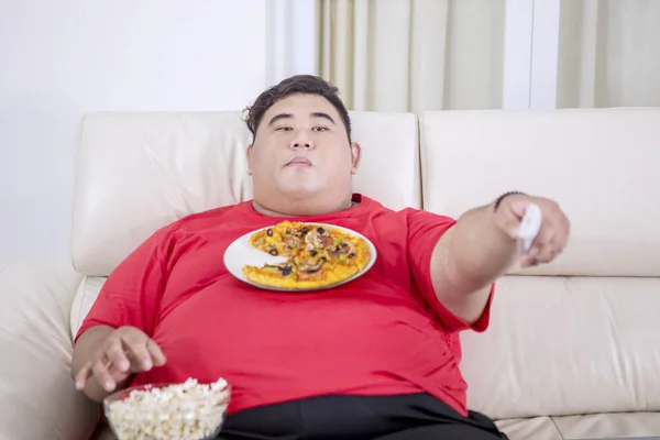 Retrato Gordura Ásia Homem Agarrando Alguns Pipocas Com Prato Pizza — Fotografia de Stock