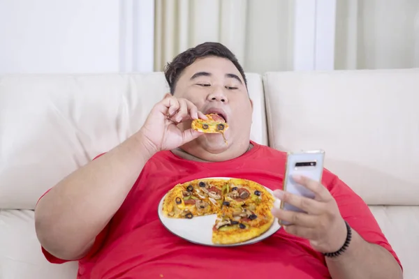 Retrato Homem Asiático Gordo Usando Seu Smartphone Enquanto Contempla Uma — Fotografia de Stock