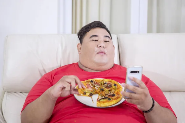 Retrato Hombre Asiático Gordo Usando Teléfono Inteligente Mientras Sostiene Plato — Foto de Stock