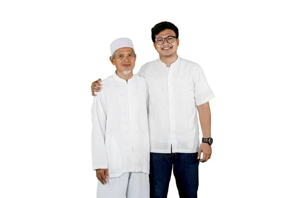 Concepto Celebración Eid Mubarak Padre Hijo Musulmanes Posando Juntos Aislados —  Fotos de Stock