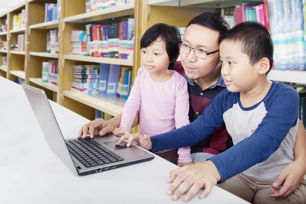 Porträtt Stilig Asiatisk Man Vägleda Sina Barn Hur Man Använder — Stockfoto