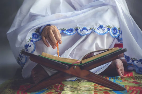 高齢者の手を閉じますムスリム女性保持ポインタスティックながらRecites Quran — ストック写真
