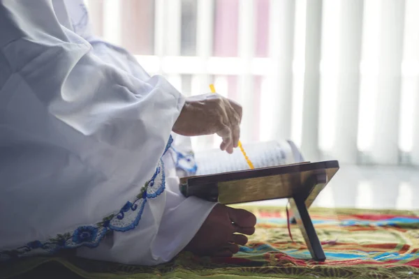 Hand Senior Muslimsk Kvinna Håller Pekpinnen Medan Reciterar Koranen — Stockfoto