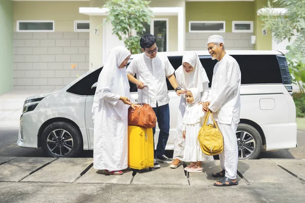 Glückliche Muslimische Mehrgenerationenfamilie Trifft Sich Zum Eid Mubarak Fest — Stockfoto