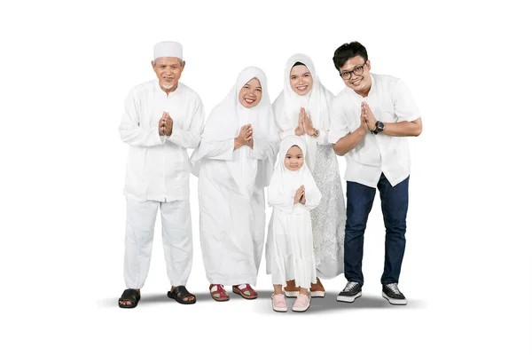 Familia Musulmana Feliz Mostrando Gesto Saludo Juntos Durante Celebración Eid —  Fotos de Stock