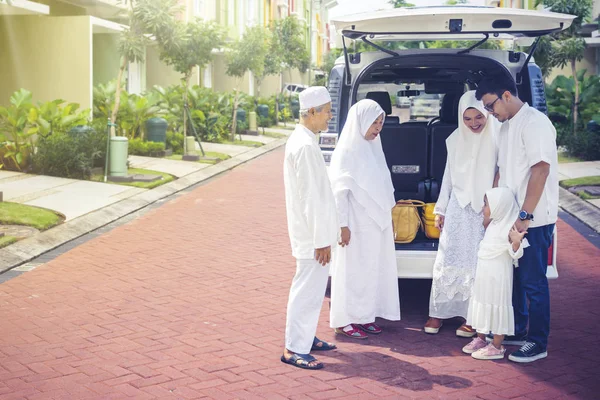 Veselá Muslimská Malajská Vícegenerační Rodina Stojící Autem Koncept Oslavy Eida — Stock fotografie