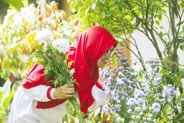 Happy Senior Muslim Woman Kissing Flowers Backyard Garden — Stock Photo, Image