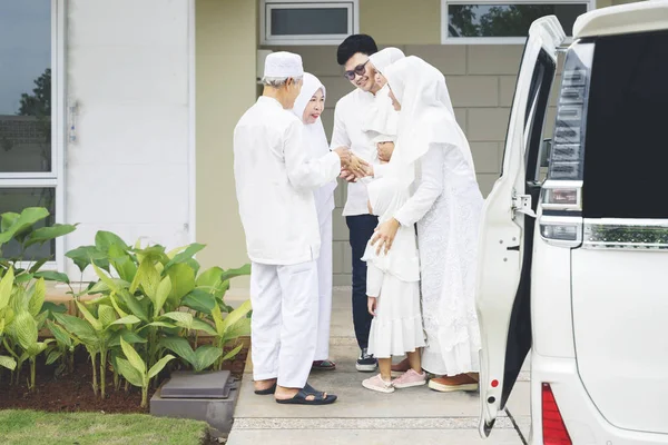 インドのイスラム教徒の家族がEid Mubarakのお祝いのために集まります — ストック写真