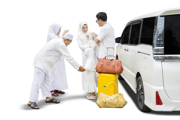 Junge Muslimische Familie Mit Reisetaschen Und Einem Koffer Winkt Ihren — Stockfoto