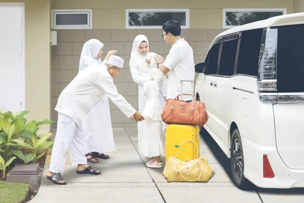 Keluarga Muslim Indonesia Dengan Tas Perjalanan Dan Koper Mengucapkan Selamat — Stok Foto