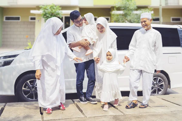 Familia Musulmana Indonesia Multi Generación Pie Junto Coche Listo Para — Foto de Stock