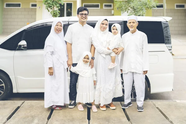 Familia Indonesia Malaya Varias Generaciones Parada Junto Coche Durante Celebración — Foto de Stock