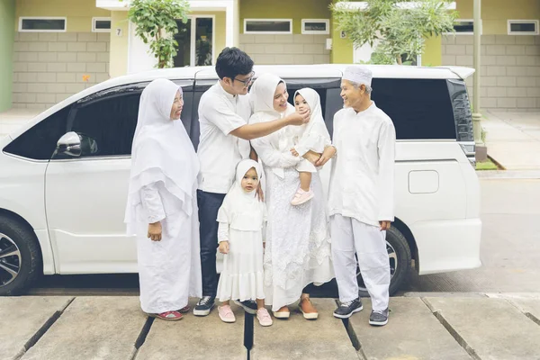 Multi Generasi Muslim Keluarga Berkumpul Selama Idul Fitri Perayaan — Stok Foto