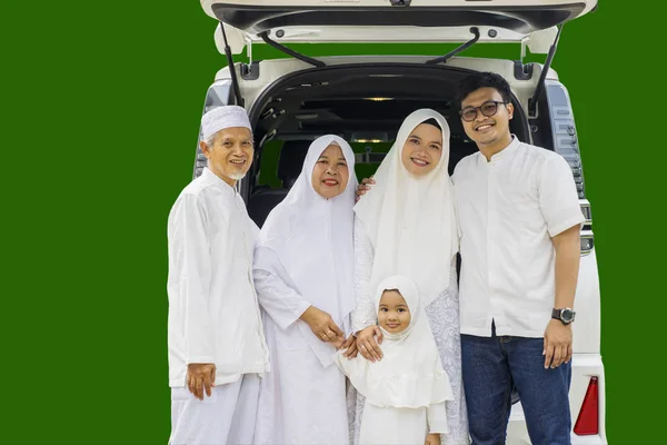 Multi Geração Família Muçulmana Posando Junto Carro Antes Celebrar Eid — Fotografia de Stock