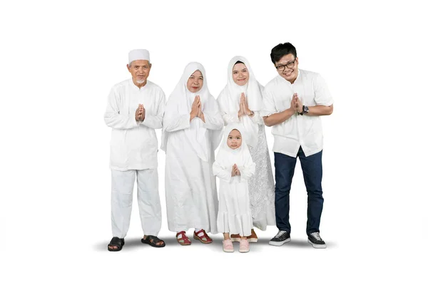 在以白人为背景的穆巴拉克开斋节期间 印尼穆斯林家庭在一起表示问候 — 图库照片