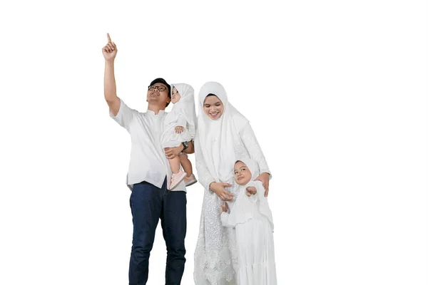 Keluarga Muslim Dari Dua Orang Dewasa Dan Dua Anak Dengan — Stok Foto