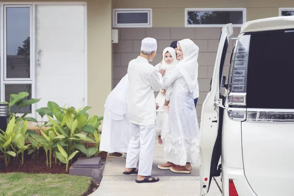 Mladá Muslimská Rodina Dětmi Navštěvující Své Rodiče Oslavu Eid Mubarak — Stock fotografie