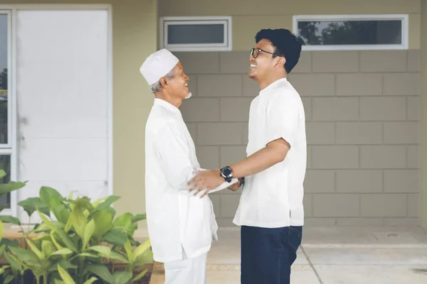 Pai Muçulmano Cumprimenta Filho Chegando Casa Para Celebração Eid Mubarak — Fotografia de Stock