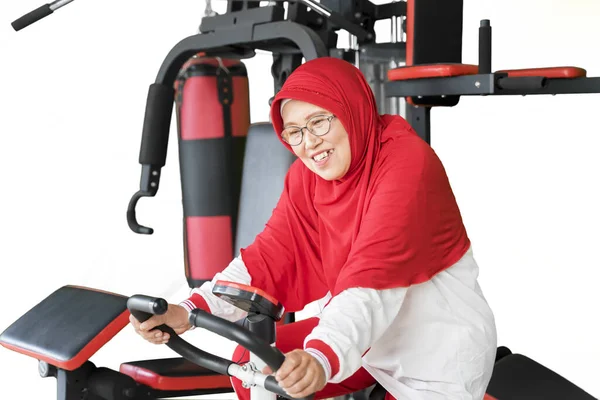 Atraente Muçulmano Sênior Mulher Equitação Exercício Bicicleta Isolado Fundo Branco — Fotografia de Stock