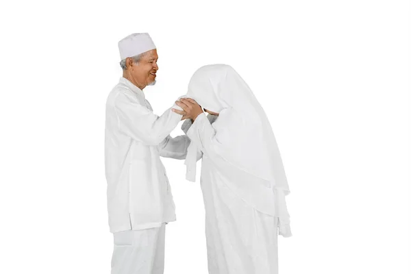 Concepto Celebración Eid Mubarak Esposa Estrechando Mano Pidiendo Perdón Marido —  Fotos de Stock