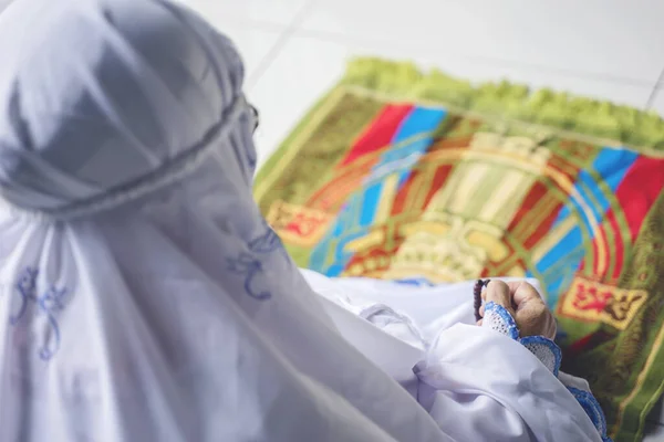 Alte Muslimische Frau Betet Auf Gebetsmatte Während Sie Rosenkranzperlen Hält — Stockfoto