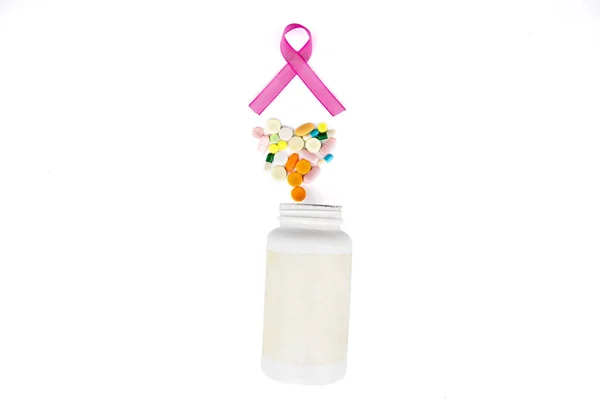 Плоская Компоновка Розовой Ленты Таблетки Форме Сердца Бутылка Лекарством Прямой — стоковое фото