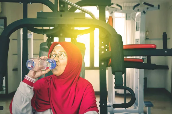 Starsza Muzułmanka Pijąca Wodę Podczas Porannego Siedzenia Siłowni — Zdjęcie stockowe