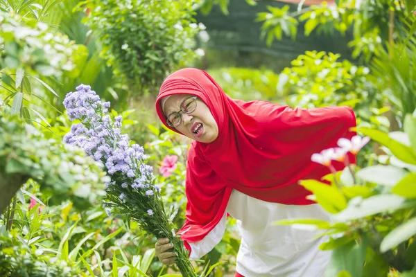 Mujer Musulmana Mayor Con Dolor Espalda Durante Jardinería Jardín —  Fotos de Stock