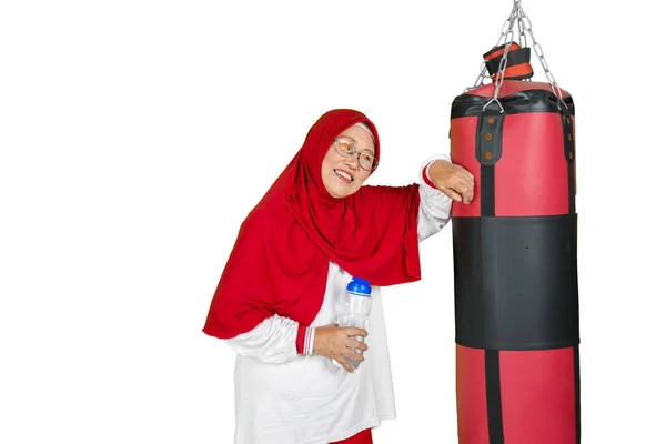 Glad Senior Muslimsk Kvinna Står Bredvid Boxningssäckar Medan Håller Vattenflaska — Stockfoto