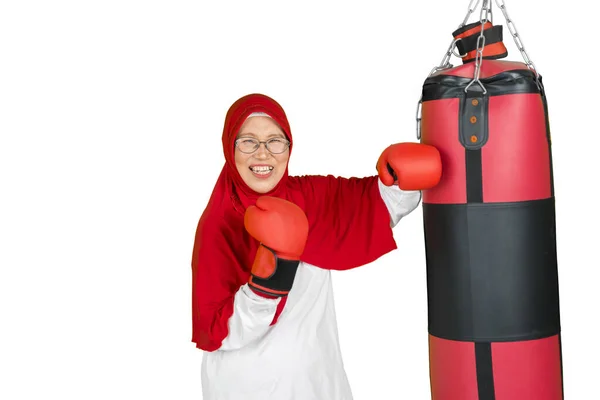 快乐的高级穆斯林妇女 戴着拳击手套 对着摄像机微笑 与白色背景隔离 — 图库照片