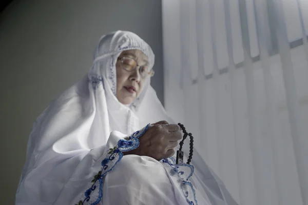 Portrait Senior Woman Praying While Holding Rosary Beads — Stock Photo, Image