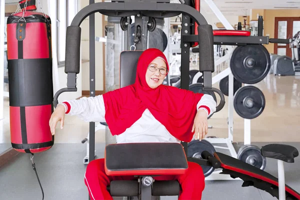 Femme Âgée Assise Sur Machine Gymnase Après Entraînement Dans Centre — Photo