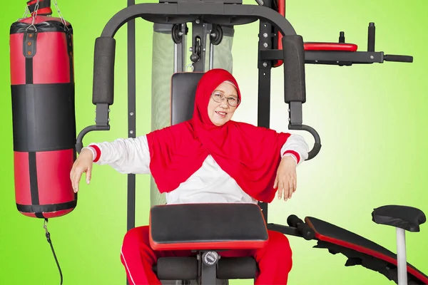 Ältere Muslimische Frau Sitzt Nach Dem Training Auf Einem Fitnessgerät — Stockfoto