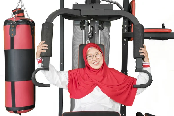 Retrato Mulher Idosa Muçulmana Atraente Sorrindo Para Câmera Enquanto Exercita — Fotografia de Stock