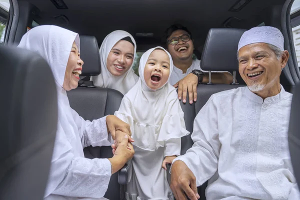 Три Поколения Мусульман Сидят Двух Рядах Пассажирских Сидений Автомобильном Смехе — стоковое фото