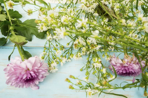 Kwiat Koncepcji Wiosna Lato Dzikie Kwiaty Vintage Niebieskie Drewniane Tło — Zdjęcie stockowe
