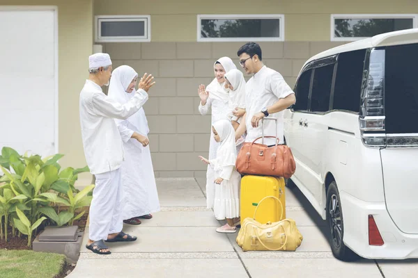 Junge Muslimische Familie Mit Reisetaschen Und Einem Winkenden Koffer Verabschiedet — Stockfoto