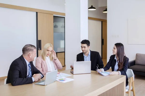 Porträt Multiethnischer Menschen Anzug Während Sie Fröhlich Einer Diskussion Besprechungsraum — Stockfoto