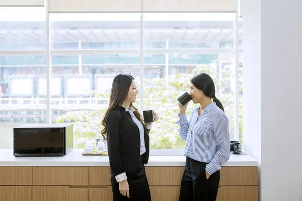 Porträtt Multietniska Vackra Affärskvinnor Smuttar Kopp Kaffe Samtidigt Som Talar — Stockfoto