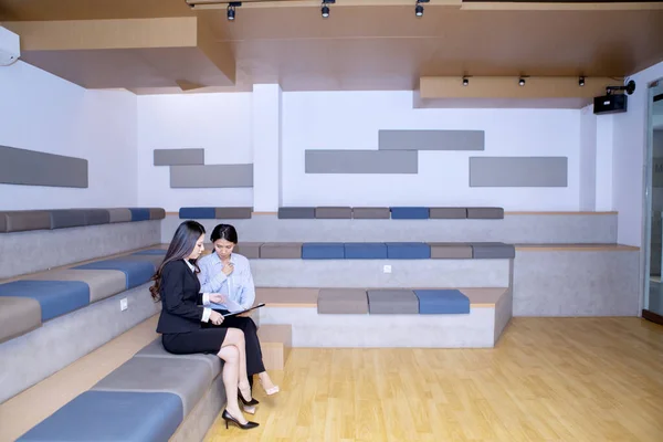 Multiethnic Beautiful Women Wearing Suit While Discussing Document Clipboard Coworking — Stock Photo, Image