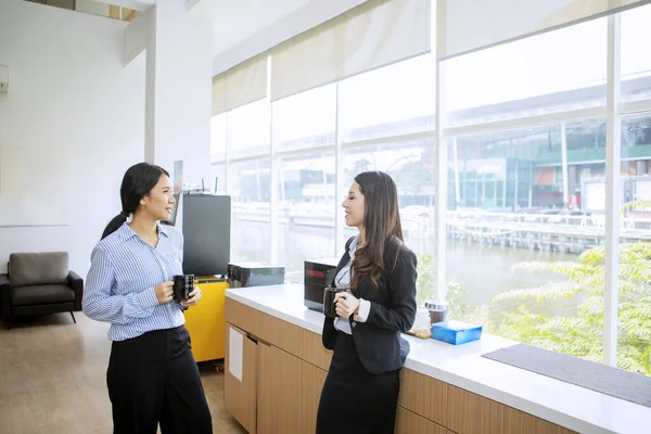 Portrait Multiethnic Pretty Businesswomen Holding Cup Tea While Talking Happily — Stock Photo, Image